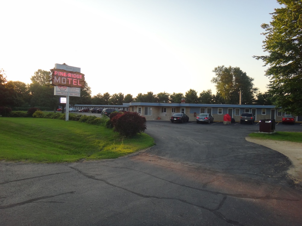 Pine Ridge Motel in Dodgeville Best Rates & Deals on Orbitz