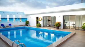 Una piscina al aire libre