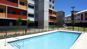 Una piscina al aire libre de temporada