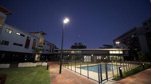 Una piscina al aire libre de temporada