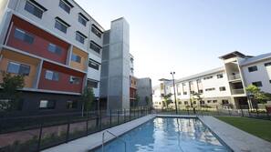 Una piscina al aire libre de temporada