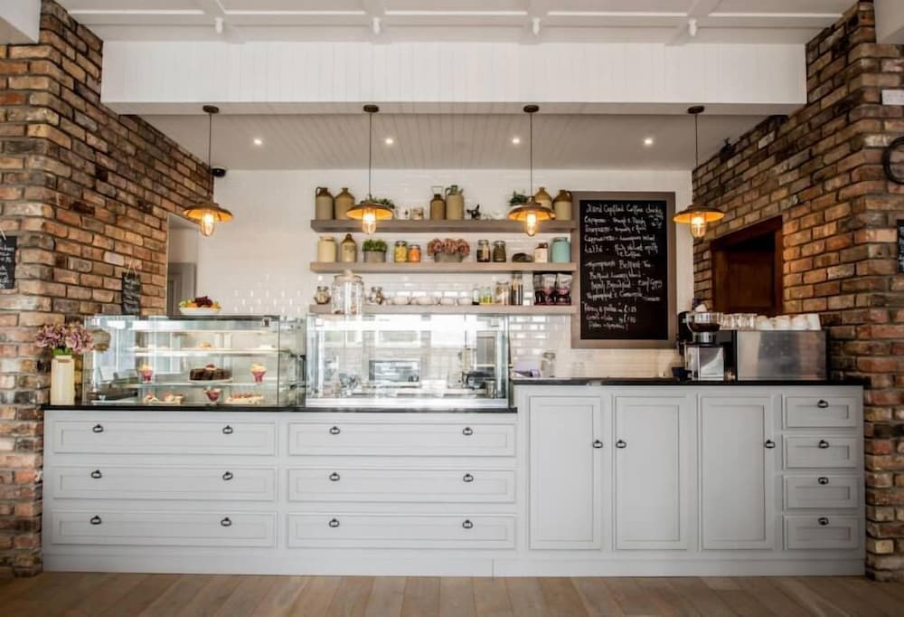 Photo - Ivanhoe Inn and Hotel