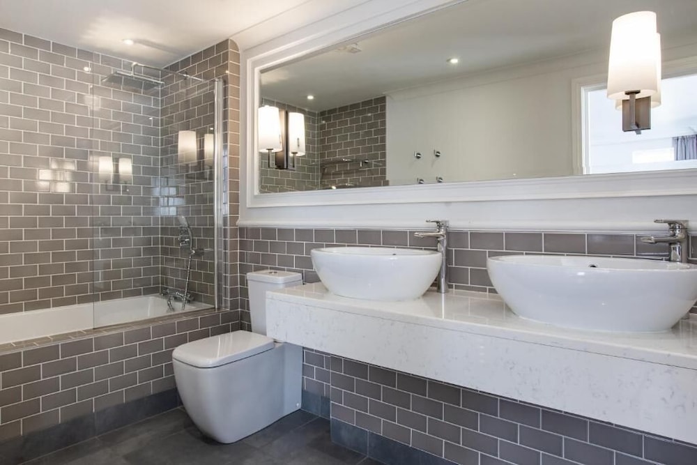 Photo - Ivanhoe Inn and Hotel