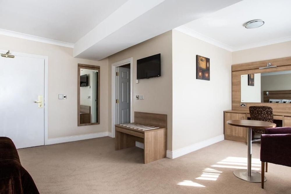 Photo - Ivanhoe Inn and Hotel