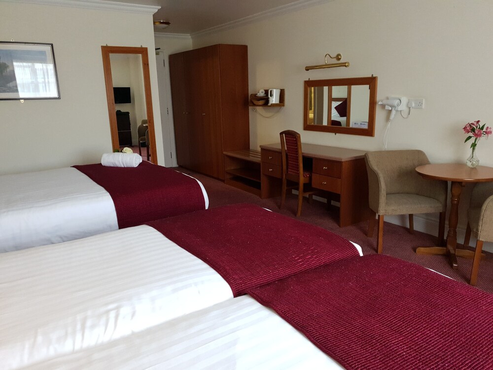 Photo - Ivanhoe Inn and Hotel