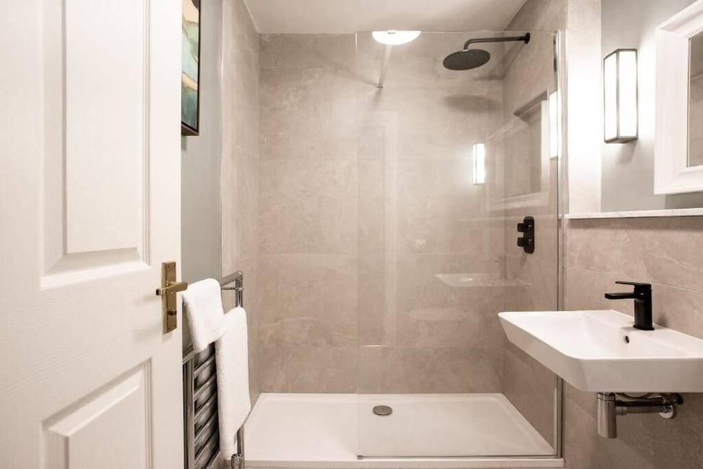 Photo - Ivanhoe Inn and Hotel