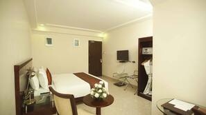 Memory foam beds, in-room safe, individually furnished, desk