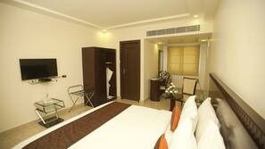 Memory foam beds, in-room safe, individually furnished, desk