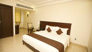 Memory foam beds, in-room safe, individually furnished, desk