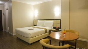 In-room safe, desk, free WiFi