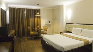 In-room safe, desk, free WiFi