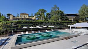 Innenpool, 5 Außenpools, Sonnenschirme, Liegestühle