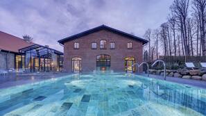 Piscine couverte, piscine extérieure (ouverte en saison)
