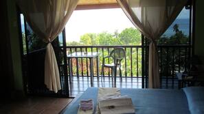 In-room safe, free WiFi, linens