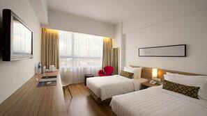 Seprai premium, minibar, brankas, dan meja kerja