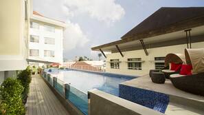 Kolam renang outdoor