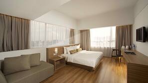 Seprai premium, minibar, brankas, dan meja kerja