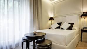 Luxe beddengoed, donzen dekbedden, een minibar, een kluis op de kamer
