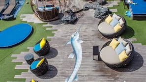 2 室外游泳池,日光浴躺椅
