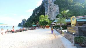 Plage privée, sable blanc, chaises longues, parasols