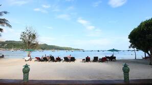 Plage privée, sable blanc, chaises longues, parasols