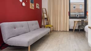 Zimmersafe, Schreibtisch, Verdunkelungsvorhänge, Bügeleisen/Bügelbrett