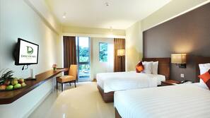Minibar, brankas, meja kerja, dan setrika/meja setrika