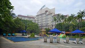Kolam renang outdoor