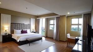 Minibar, brankas, meja kerja, dan setrika/meja setrika
