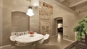 Fridge, coffee/tea maker