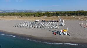 Spiaggia privata, lettini da mare, ombrelloni, pallavolo