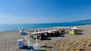Spiaggia privata, lettini da mare, ombrelloni, pallavolo