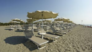 Spiaggia privata, lettini da mare, ombrelloni, pallavolo
