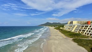 Ubicación a pie de playa, tumbonas, sombrillas y toallas de playa