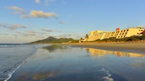 Ubicación a pie de playa, tumbonas, sombrillas y toallas de playa