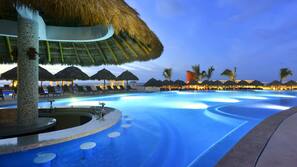 Una piscina cubierta, 3 piscinas al aire libre, sombrillas, tumbonas