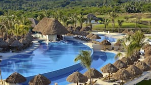 Una piscina cubierta, 3 piscinas al aire libre, sombrillas, tumbonas
