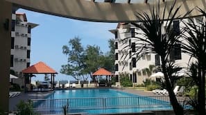 Outdoor pool, free pool cabanas, pool loungers