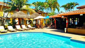 Piscine extérieure, parasols de plage, chaises longues