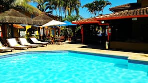 Piscine extérieure, parasols de plage, chaises longues