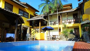 Piscina externa, funciona das 8h00 às 22h, guarda-sóis, espreguiçadeiras