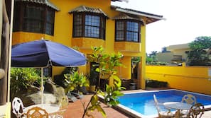 Piscina externa, funciona das 8h00 às 22h, guarda-sóis, espreguiçadeiras