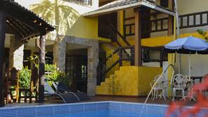 Piscina externa, funciona das 8h00 às 22h, guarda-sóis, espreguiçadeiras