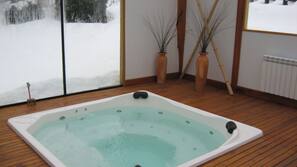 Bañera de hidromasaje cubierta