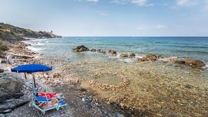 Spiaggia privata, lettini da mare, ombrelloni