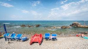 Spiaggia privata, lettini da mare, ombrelloni