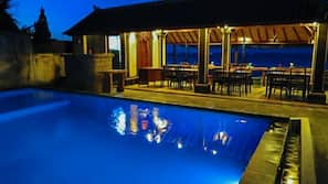 Piscine extérieure, chaises longues
