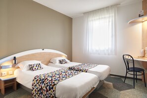 Classic Twin Room | Desk, laptop workspace, blackout drapes, soundproofing