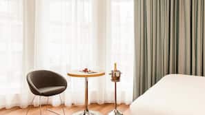 In-room safe, free WiFi, linens, alarm clocks