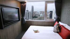 Down duvet, in-room safe, iron/ironing board, free WiFi